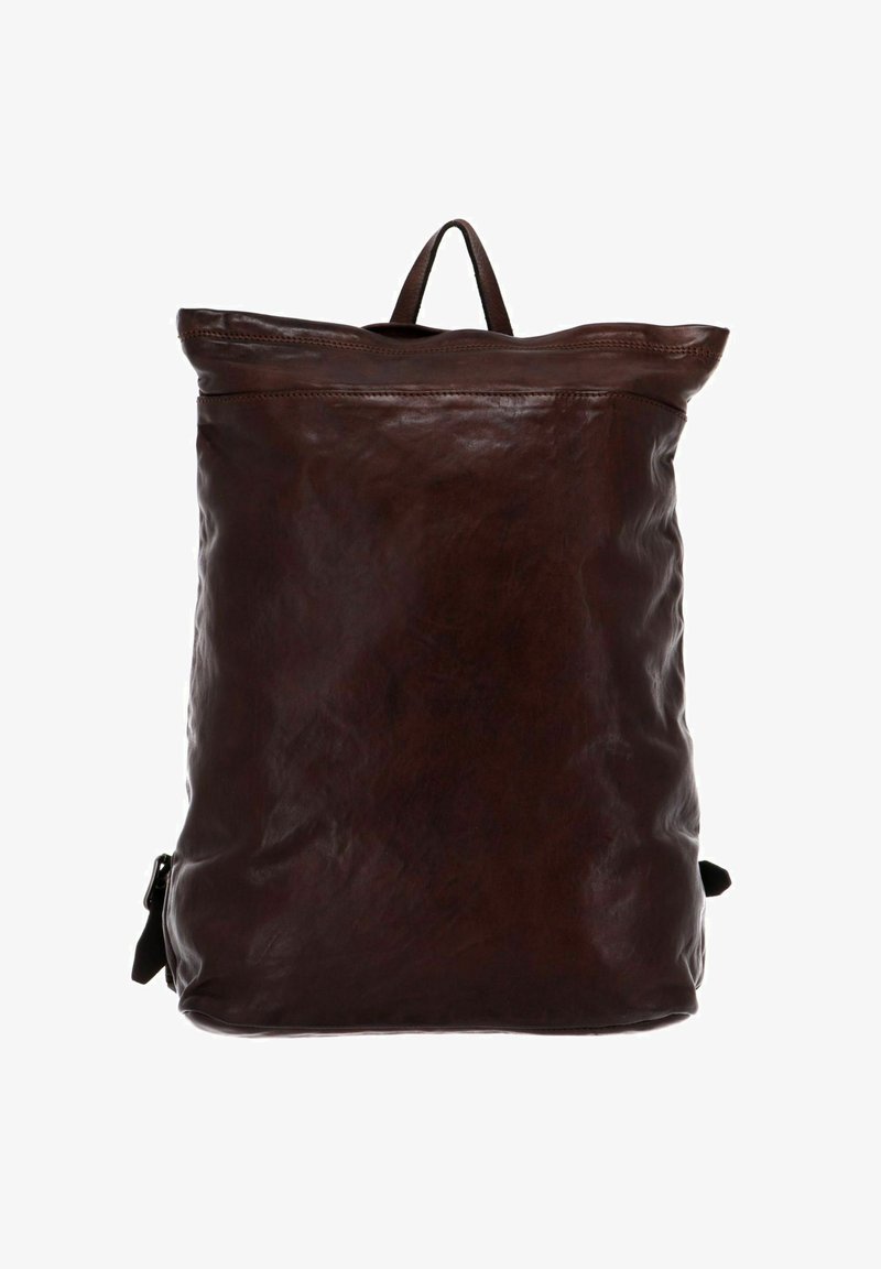 Zaino in pelle marrone con superficie texturizzata, chiusura roll-top e manico superiore. Presenta una tasca laterale con zip per ulteriore spazio di stivaggio.