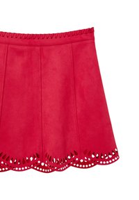 Gonna rossa in suede con orlo scallopato e motivi a goccia e circolari tagliati al laser lungo il bordo inferiore.