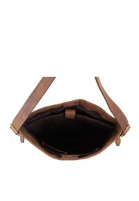 Brązowa skórzana torba na ramię z szerokim, otwartym górnym wejściem, z ciemnym wnętrzem i odpinanym paskiem. Zawiera małą kieszonkę wewnętrzną.