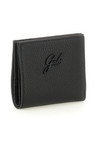 Portafoglio bi-fold in pelle nera e dalla texture morbida con il logo "Gabs" impresso sul davanti, mostrato leggermente aperto su uno sfondo bianco.