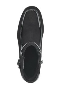 Bottine noire avec une finition lisse et mate et des détails brillants. Design élégant, bout rond et fermeture éclair sur le côté. Doublure intérieure douce.