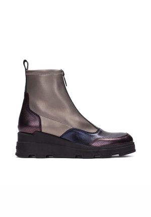 Bottines à talon compensé en cuir gris et violet irisé, avec une fermeture éclair, des accents texturés et une semelle noire robuste.