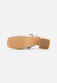 Scarpa beige con tacco a blocco, punta quadrata, dettaglio a fibbia lucida, suola textured e materiale superiore liscio. Taglia 37.