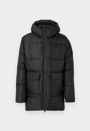 Casaco puffer preto com capuz, apresentando um fecho frontal, dois grandes bolsos aplicados e costura horizontal para isolamento. Textura suave.