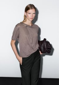 Massimo Dutti SHORT SLEEVE WITH ASYMMETRIC FASTENING - T-shirt basic - brown