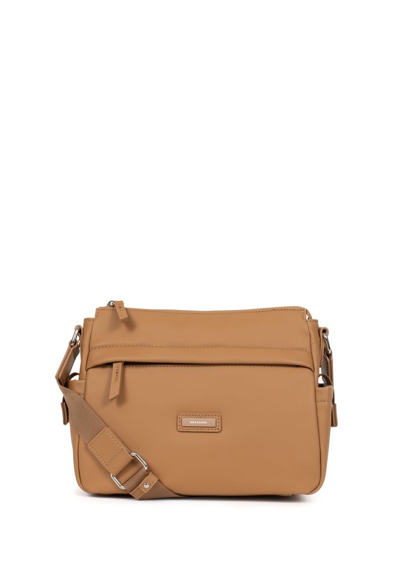 Borsa a tracolla sintetica marrone con tracolla regolabile, apertura con zip, tasca frontale e una piccola placca del marchio. Texture liscia, design minimalista.