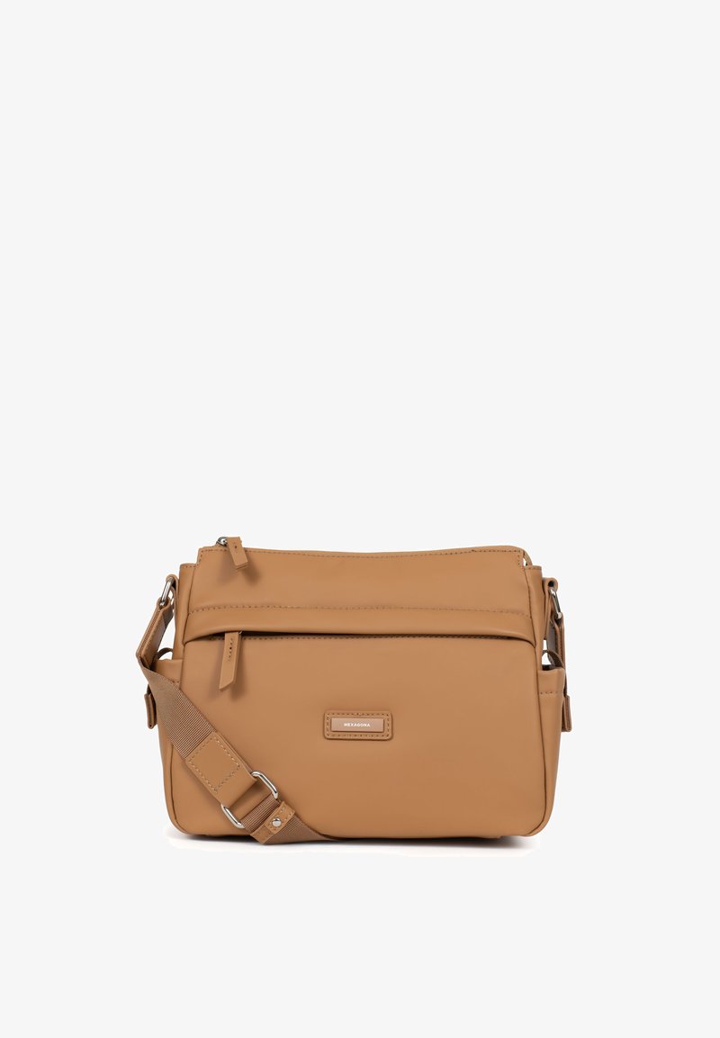 Borsa a tracolla sintetica marrone con tracolla regolabile, apertura con zip, tasca frontale e una piccola placca del marchio. Texture liscia, design minimalista.
