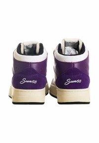 Sneakers alte viola con accenti bianchi, materiali in camoscio e pelle, colli imbottiti e logo "Sun68" sul tallone.