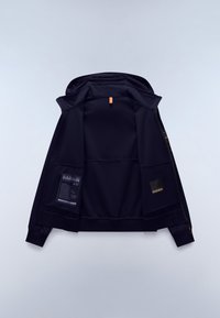 Czarna kurtka z kapturem rozłożona na płasko, ukazująca podszewkę, łatki z etykietami na lewym i prawym panelu wewnętrznym oraz pomarańczową pętlę do zawieszenia przy kołnierzu.