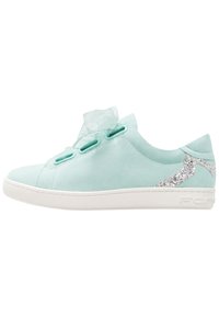 Sneaker in suede blu chiaro con una parte anteriore in pizzo finto, un accento in nastro traslucido e un dettaglio in glitter argento sul tallone. Suola in gomma bianca.