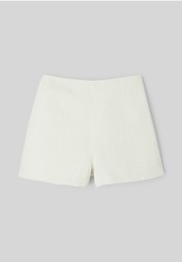 Shorts blancs texturés avec un motif subtil. Coupe droite avec une taille haute et sans fermetures ni poches visibles.