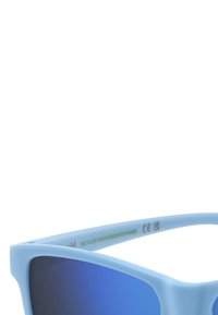 Occhiali da sole azzurri con montatura in policarbonato riciclato. Lenti blu sfumate. Design quadrato con texture liscia e hardware minimale.
