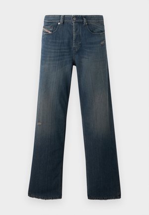 Blaue Jeans aus Denim mit einem geraden Bein, verblasster Textur, fransigem Saum und abgenutzten Details an der vorderen Tasche und im Oberschenkelbereich.