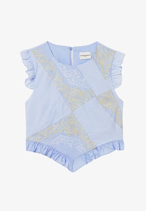 Top de patchwork azul claro con rayas blancas, bordado floral dorado, mangas cortas con volantes y dobladillo, y cierre con cremallera trasera.
