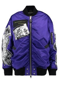 Veste bomber violette avec poignets et col côtelés noirs, patches imprimés noir et blanc avec texte et images sur le devant et les manches, fermeture éclair à l'avant.