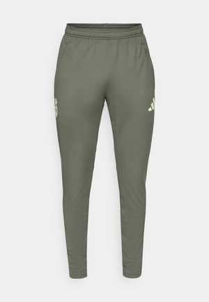 Olivi vihreät urheiluhousut joissa on slim fit, joustava vyötärö ja sivutaskut. Ominaisuuksiin kuuluu logo vasemmassa reidessä ja kontrastiväriset yksityiskohdat.
