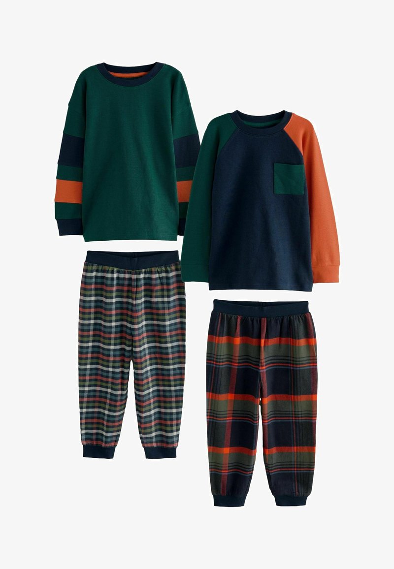 Zwei Sets für Kinder-Schlafanzüge: ein grünes Langarmshirt mit gestreiften Ärmeln und zwei Paar Karohosen in dunklen und gedämpften Farben.