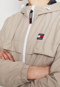 Tommy Jeans Wiatrówka