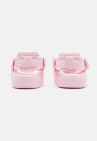 adidas Originals ADIFOM ADILETTE KIDS - Iešļūcenes - clear pink