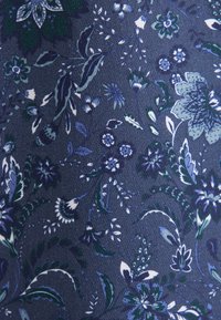 Tissu bleu avec un motif floral détaillé comprenant diverses petites et grandes fleurs ainsi que des feuilles dans des tons de bleu, vert et blanc.