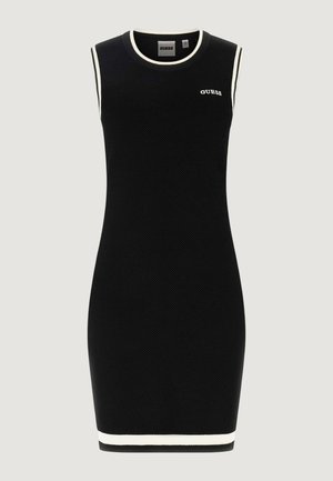 Zwarte nauwsluitende mouwloze jurk met witte biezen op de halslijn, armsgaten, zoom en een klein "GUESS"-logo op de bovenborst.