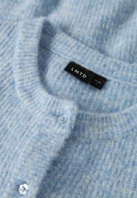 Svijetloplava kardigan napravljena od teksturirane tkanine s rebrastim ovratnikom, dva svijetloplava dugmeta i crnom etiketom s "LMTD" brendiranjem.