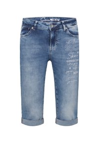 Jeans cortos de mezclilla azul con puños enrollados, que presentan costuras decorativas blancas y patrones de texto en la parte frontal derecha.