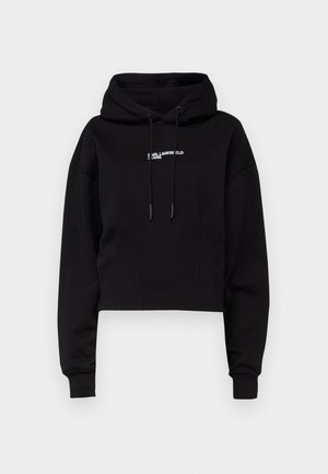 Čierna skrátená mikina s kapucňou vyrobená z mäkkej tkaniny. Má šnúrku na kapucni a biely potlač loga na hrudi. Dlhé rukávy so zapasovanými manžetami.