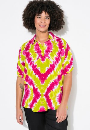 Krátký rukáv, košilový střih s motivem tie-dye v jasné růžové a neonově zelené barvě s uvolněným střihem. Bavlněný materiál, měkká textura.