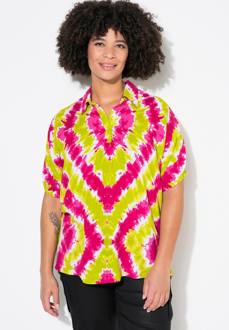 Kortärmad, krag skjorta med en tie-dye mönster i ljusrosa och neongrönt med en avslappnad passform. Material av bomull, mjuk textur.
