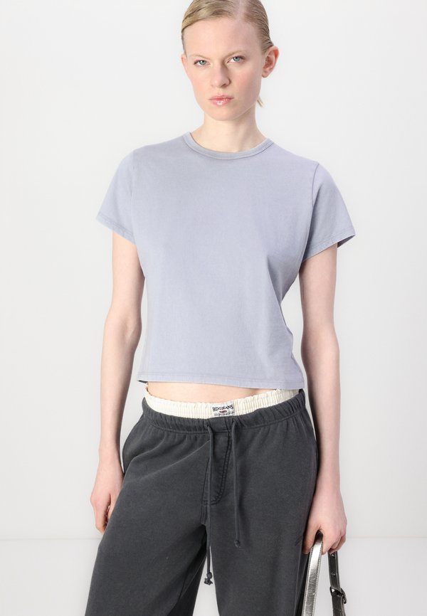 Essential Polished Body-Skimming Tee - Print T-shirt - aleutian2