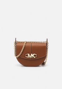 Borsa a tracolla in pelle marrone con forma a mezzaluna, tracolla in catena dorata e un logo impresso sul davanti. Finitura testurizzata.