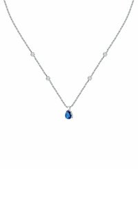 Collana in argento con pendente a forma di pera in pietra blu e accenti di pietre trasparenti rotonde lungo la catena.
