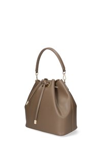 Bruin leren emmer tas met een strakke bovenkant, verstelbare handgreep en gouden hardware accenten. Gladde textuur met een zachte afwerking.