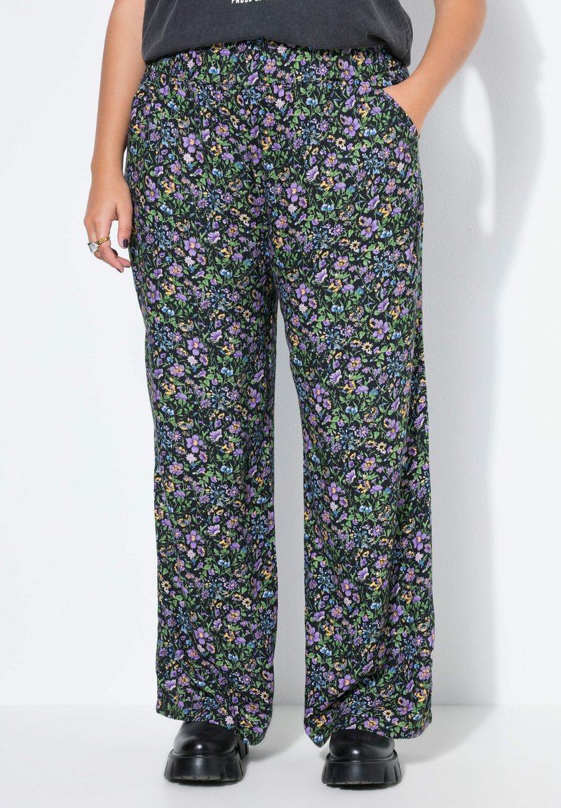 Zwarte bloemenbroek met een mix van paarse, gele en groene bloemen, voorzien van een elastische tailleband en zijzakken. Het materiaal is lichtgewicht.