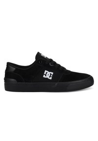 Černé semišové skate boty s gumovou podrážkou, na boku s bílým logem, plochými tkaničkami a texturovaným gripem na špičce.