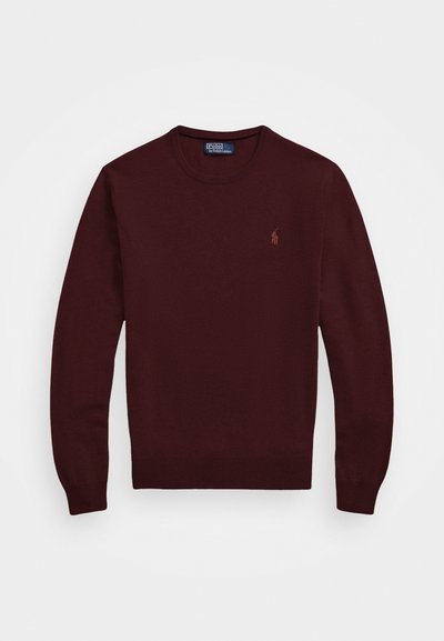 Suéter de punto burdeos con cuello redondo, puños y dobladillo acanalados, que presenta un pequeño logo bordado en el pecho. Textura suave.