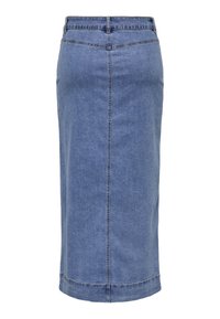Világoskék denim ceruzás szoknya, közép-hosszúságú, egyenes szabású, hátul varrási részletekkel és diszkrét szegéllyel. Klasszikus öt zsebes kialakítás.