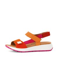 Kleurige wedge sandalen met oranje en roze textielbandjes, een verstelbare achterband en een witte gestructureerde zool met roze accenten.