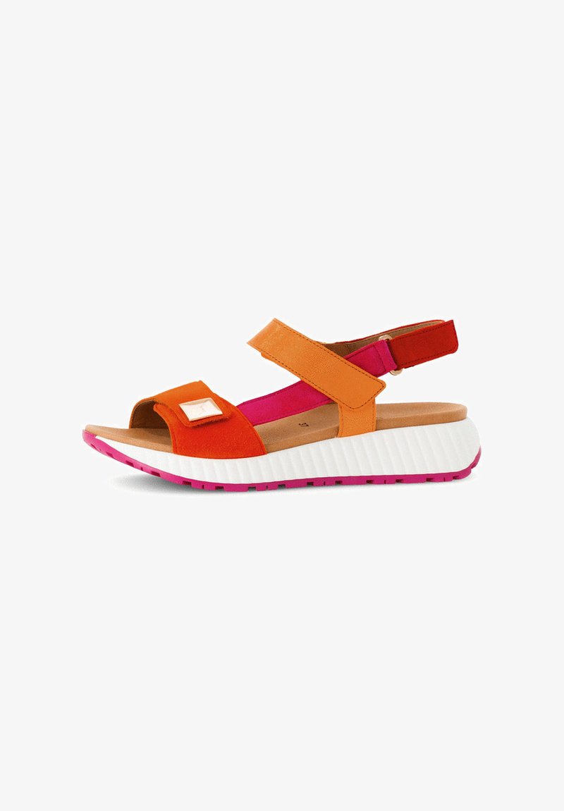 Kleurige wedge sandalen met oranje en roze textielbandjes, een verstelbare achterband en een witte gestructureerde zool met roze accenten.
