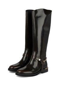 Botas marrones de charol hasta la rodilla con una textura suave, que presentan un detalle de correa con un acento dorado. Suela plana y diseño de punta redonda.