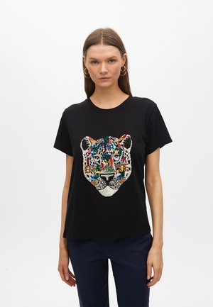 Camiseta negra de algodón con un colorido diseño bordado de la cara de un tigre. Las mangas cortas y un cuello redondo completan el look.