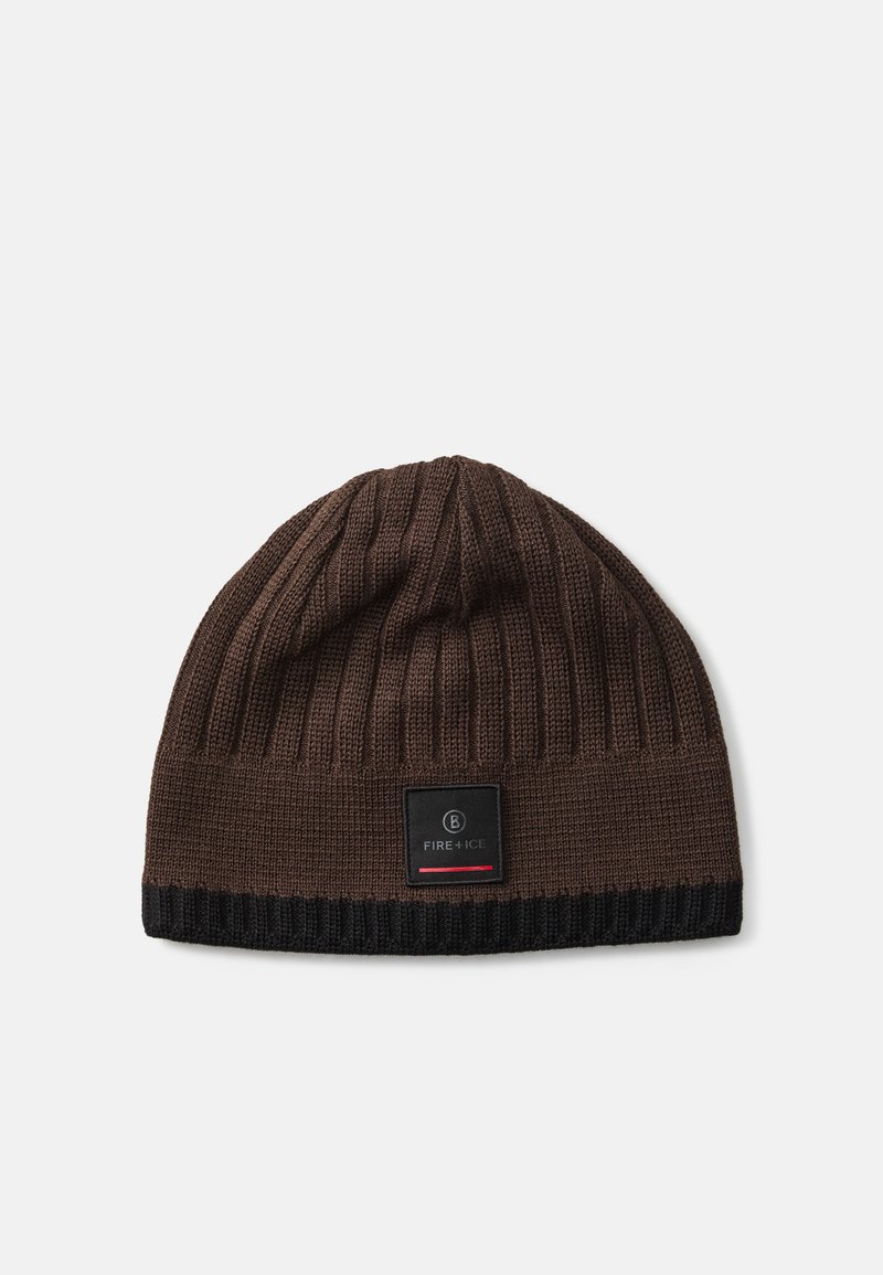 Brun ribbet strikket hue med et sort accentbånd, prydet med et kvadratisk logo-patch mærket "FIRE + ICE" i rød og sort.