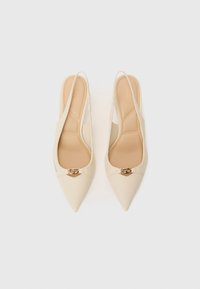 Tacchi slingback beige con punta affusolata. Texture liscia, dettaglio in metallo dorato nella parte anteriore e lati aperti per una maggiore traspirabilità.