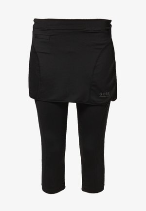 Mallas negras de tres cuartos para correr con una falda superpuesta, que incluye un pequeño bolsillo y el logo "GORE Running Wear" en la falda.