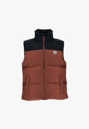 Chaleco acolchado sin mangas con cuello alto, cuerpo marrón, hombros negros, cremallera frontal, dos bolsillos laterales y un pequeño parche circular con logo en el pecho.