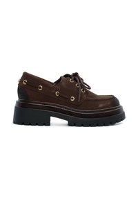 Scarpa in suede marrone con allacciatura, punta rotonda, occhielli dorati e suola piatta nera rialzata con profonde scanalature.