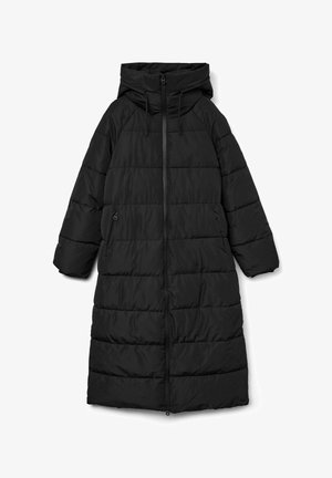 Czarny długi pikowany płaszcz z kapturem, zamek błyskawiczny z przodu i dwie boczne kieszenie; posiada pikowaną strukturę oraz sznurki do regulacji dopasowania.