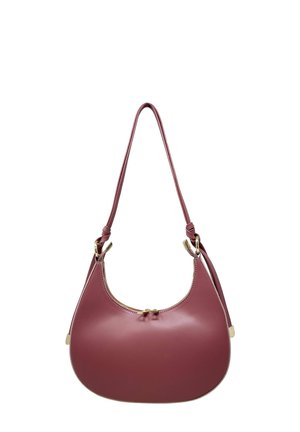Piccola borsa in pelle bordeaux con forma curva, chiusura con zip nella parte superiore e dettagli in metallo dorato.
