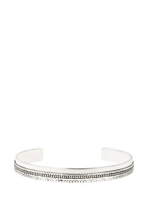 Bracelet manchette en argent avec une bande texturée de petits motifs rectangulaires et pointillés le long du centre. Design ouvert.